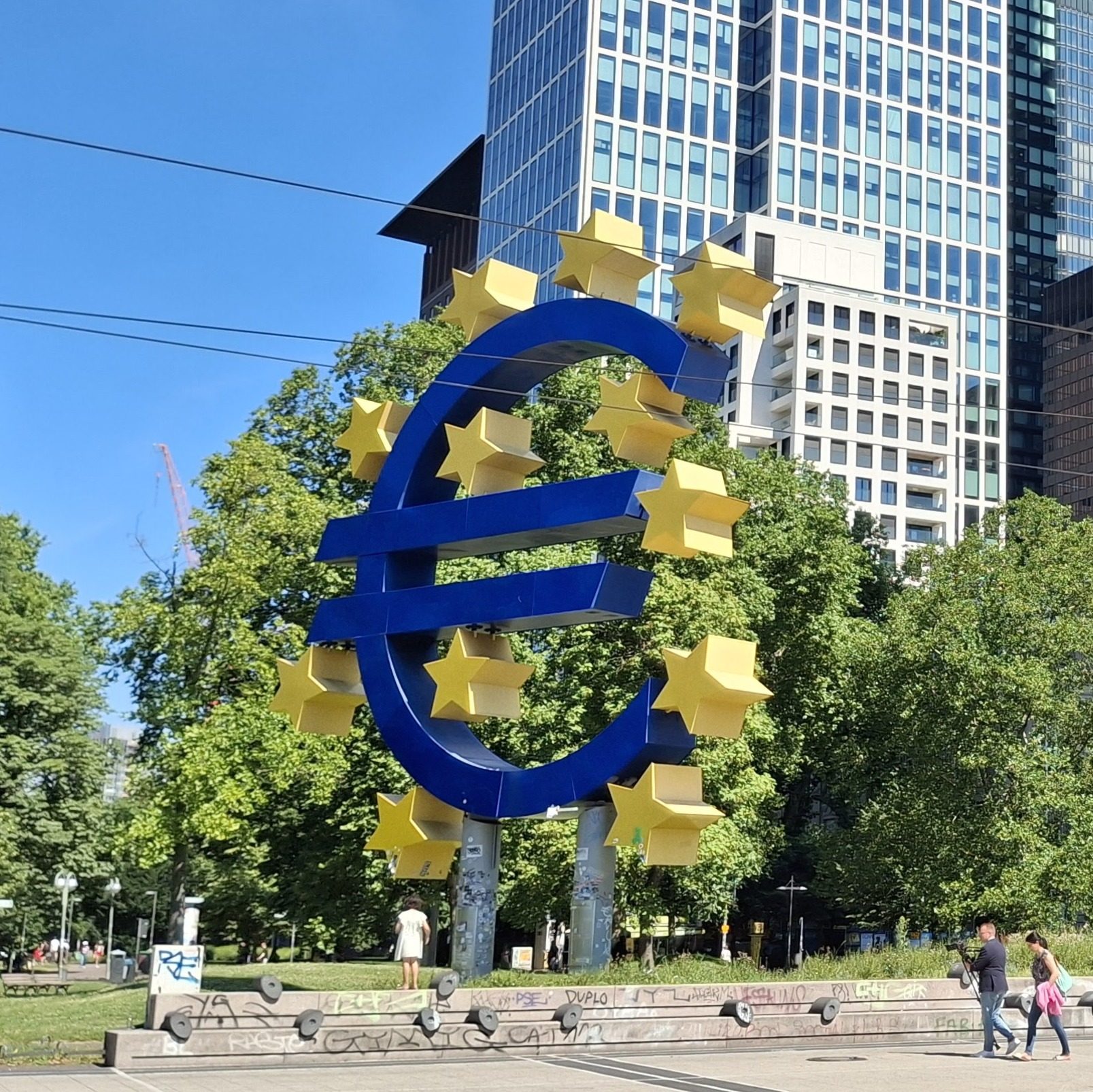 Euro-patsas Willy-Brandt-Platz, Frankfurt, Saksa kesäkuu 2025. Kuva Teemu Heikkinen